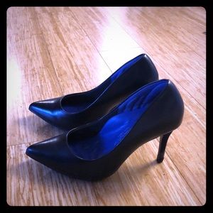 Antonia Saint black pumps